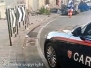Cappotta con l’auto in pieno centro
