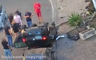 Ronciglione - Auto capotta in pieno centro