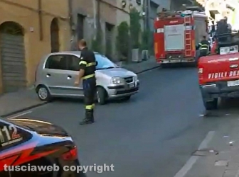 Ronciglione - Auto capotta in pieno centro