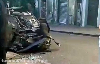 Ronciglione - Auto capotta in pieno centro