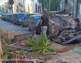 Ronciglione - Auto capotta in pieno centro