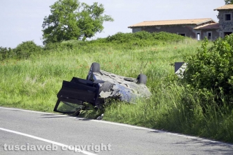 Montefiascone - Cappotta con l'auto, muore 40enne