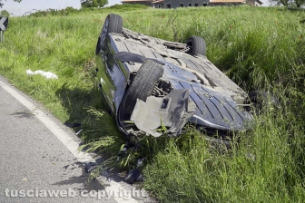 Montefiascone - Cappotta con l'auto, muore 40enne