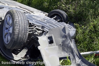 Montefiascone - Cappotta con l'auto, muore 40enne