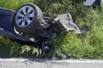 Montefiascone - Cappotta con l'auto, muore 40enne