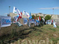 Protesta davanti al carcere