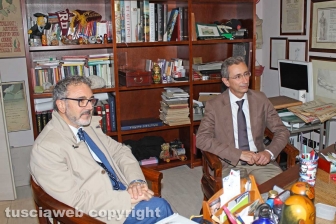 Il comandante della finanza Carlo Pasquali e il maresciallo Francesco Meloni nella redazione di Tusciaweb