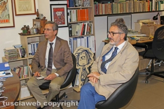 Il comandante della finanza Carlo Pasquali e il maresciallo Francesco Meloni nella sede della Galeotti Editore