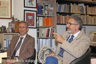Il comandante della finanza Carlo Pasquali e il maresciallo Francesco Meloni nella sede della Galeotti Editore