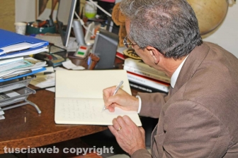 Il comandante della finanza Carlo Pasquali nella sede della Galeotti Editore