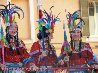 Civita Castellana - Carnevale - Sfilano politici e indiani