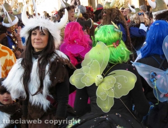 Civita Castellana - Carnevale - Sfilano politici e indiani