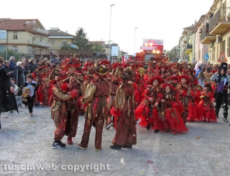 Civita Castellana - Carnevale - Sfilano politici e indiani
