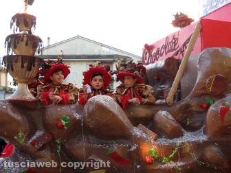 Civita Castellana - Carnevale - Sfilano politici e indiani