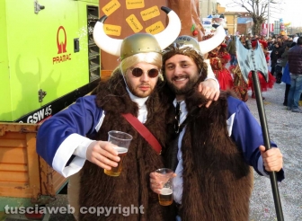 Civita Castellana - Carnevale - Sfilano politici e indiani