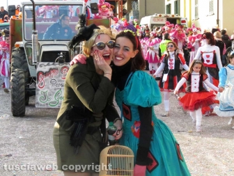 Civita Castellana - Carnevale - Sfilano politici e indiani