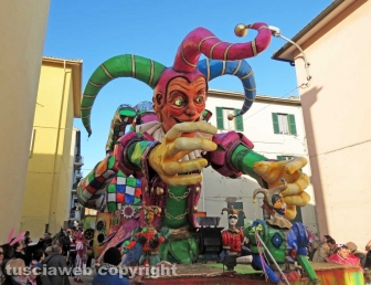 Civita Castellana - Carnevale - Sfilano politici e indiani