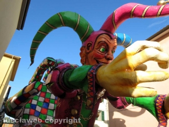 Civita Castellana - Carnevale - Sfilano politici e indiani