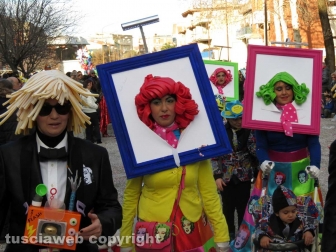Civita Castellana - Carnevale - Sfilano politici e indiani