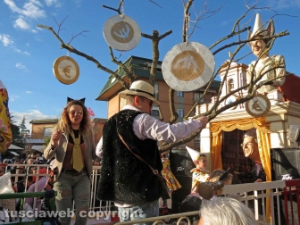 Civita Castellana - Carnevale - Sfilano politici e indiani