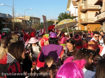 Civita Castellana - Carnevale - Sfilano politici e indiani