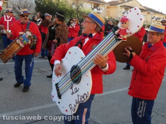 Civita Castellana - Carnevale - Sfilano politici e indiani