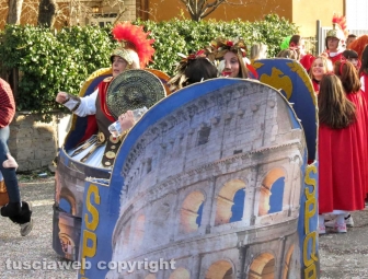 Civita Castellana - Carnevale - Sfilano politici e indiani