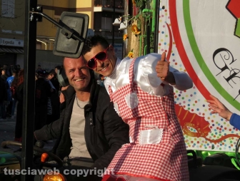 Civita Castellana - Carnevale - Sfilano politici e indiani