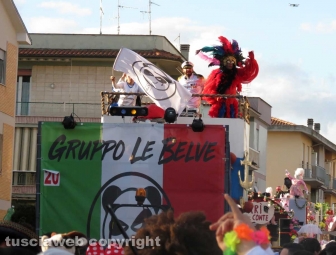 Civita Castellana - Carnevale - Sfilano politici e indiani