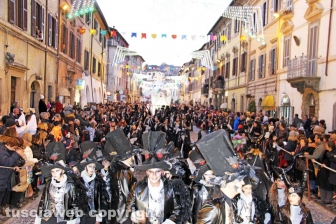 Carri e gruppi mascherati