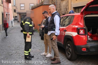 Viterbo - Casa in fiamme in via Lucchi - I carabinieri e i vigili del fuoco sul posto