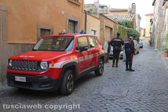 Viterbo - Casa in fiamme in via Lucchi - Carabinieri e vigili del fuoco sul posto
