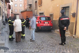 Viterbo - Casa in fiamme in via Lucchi - Carabinieri e vigili del fuoco sul posto