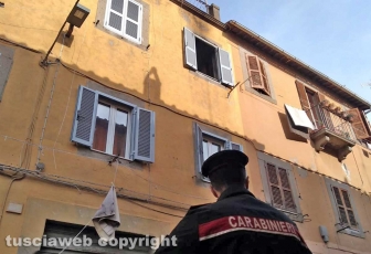 L'appartamento in fiamme in via Lucchi - I carabinieri sul posto