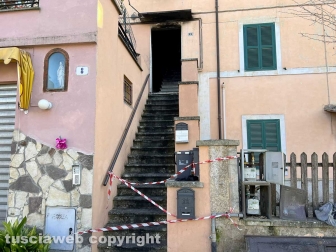 Oriolo Romano - Casa in fiamme nella notte, una donna morta e una salvata in extremis
