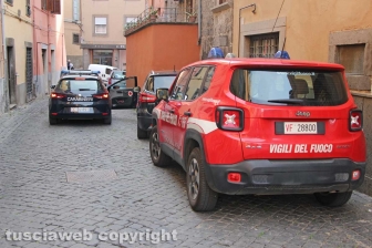 Viterbo - Casa in fiamme in via Lucchi - I carabinieri e i vigili del fuoco sul posto