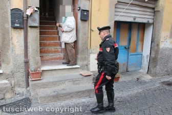 Viterbo - Casa in fiamme in via Lucchi - I carabinieri sul posto