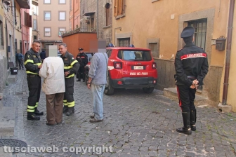 Viterbo - Casa in fiamme in via Lucchi - I vigili del fuoco e i carabinieri sul posto