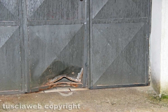 IMG_Vallerano - La sede di Casapound Cimini con il portone lesionato2646