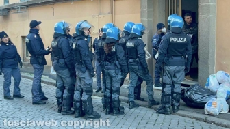 Case popolari occupate, maxioperazione delle forze dell'ordine all'alba a San Faustino