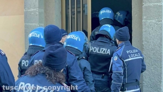 Case popolari occupate, maxioperazione delle forze dell'ordine all'alba a San Faustino