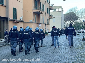Case popolari occupate, maxioperazione delle forze dell'ordine all'alba a San Faustino