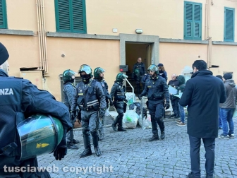 Case popolari occupate, maxioperazione delle forze dell'ordine all'alba a San Faustino