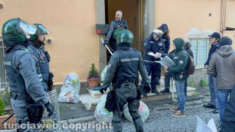 Case popolari occupate, maxioperazione delle forze dell'ordine all'alba a San Faustino