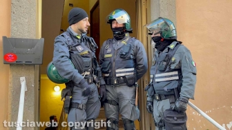 Case popolari occupate, maxioperazione delle forze dell'ordine all'alba a San Faustino