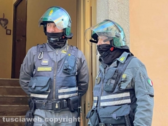 Case popolari occupate, maxioperazione delle forze dell'ordine all'alba a San Faustino