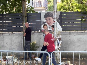 I genitori di Leonardo Cristiani sul luogo dell'incidente durante il secondo sopralluogo