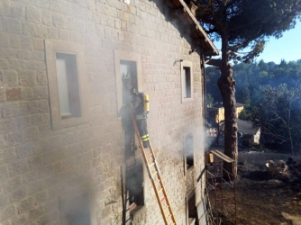 Casolare in fiamme in strada Roncone