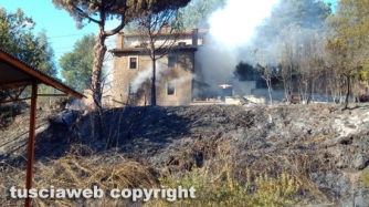 Casolare in fiamme in strada Roncone