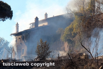 Casolare in fiamme in strada Roncone